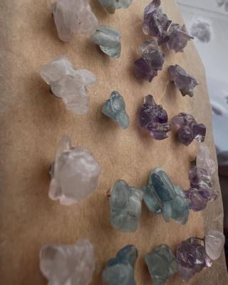 Pecky z minerálů. Já osobně nosím pecičky nejraději a když jsou ještě z minerálů 🤗 Jaký typ náušnic nosíte nejraději vy?