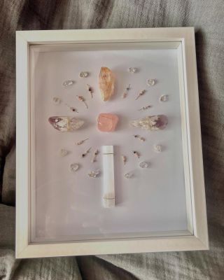 V poslední době mě volalo něco úplně nového - spojit minerály, energii a obraz. A tak vznikl tento kousek. Vytvořený ručně...